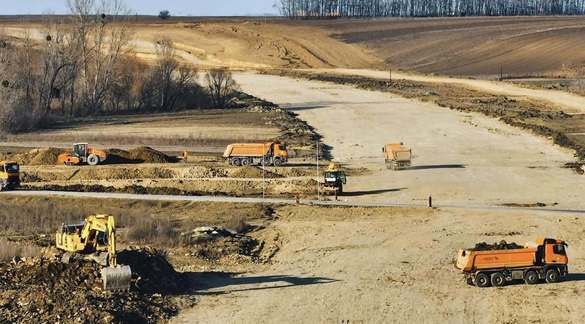 VIDEO&FOTO Val de camioane - Umbrărescu a adus aproape 500 muncitori la Autostrada Bacău – Pașcani