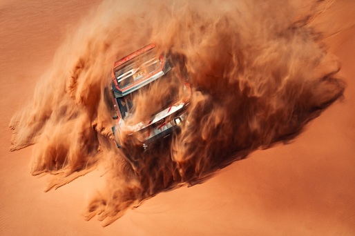 FOTO Mașina lui Sebastian Loeb s-a răsturnat chiar de ziua lui, în Raliul Abu Dhabi. Dacia rămâne însă pe primul loc în clasamentul general