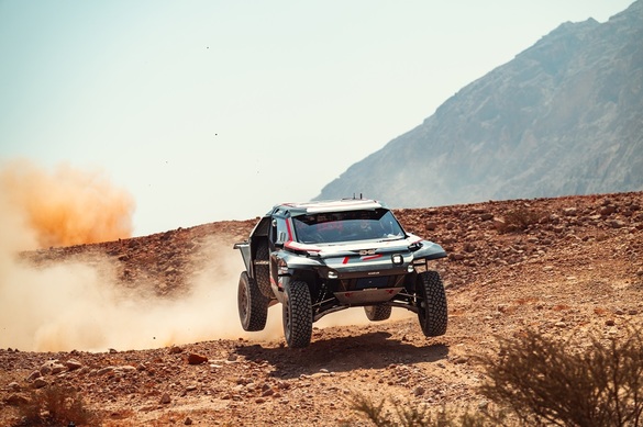 FOTO Mașina lui Sebastian Loeb s-a răsturnat chiar de ziua lui, în Raliul Abu Dhabi. Dacia rămâne însă pe primul loc în clasamentul general