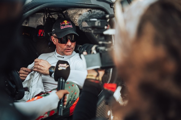 FOTO Mașina lui Sebastian Loeb s-a răsturnat chiar de ziua lui, în Raliul Abu Dhabi. Dacia rămâne însă pe primul loc în clasamentul general