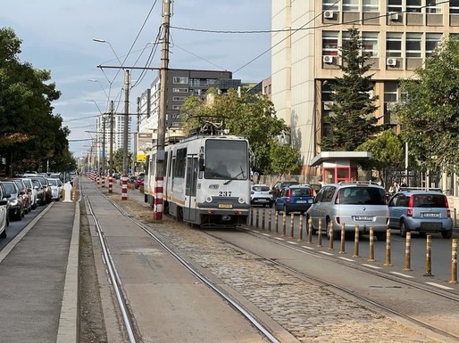 FOTO O șină s-a rupt și a intrat prin podeaua unui tramvai în București