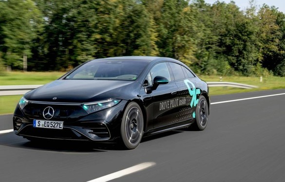 FOTO După alb, roșu și galben, Mercedes introduce o nouă culoare la luminile mașinilor