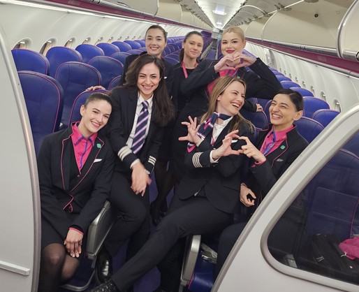 FOTO Wizz Air - zboruri cu echipaje formate exclusiv din femei inclusiv pe ruta României