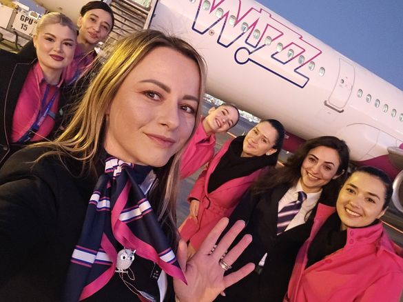 FOTO Wizz Air - zboruri cu echipaje formate exclusiv din femei inclusiv pe ruta României