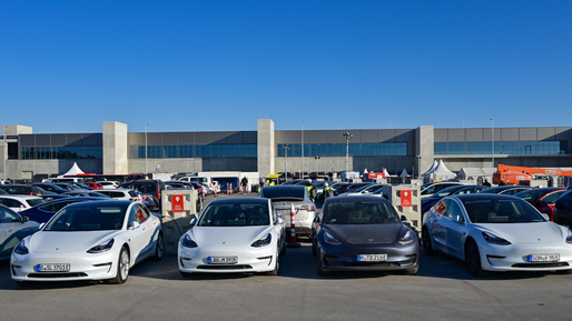 Zeci de persoane au protestat la un showroom Tesla din Portugalia