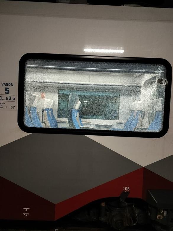 FOTO Trenul pe ruta Brașov - București Nord atacat cu pietre, cum arată după loviturile primite: Ministrul Transporturilor cere măsuri urgente pentru identificarea și sancționarea vinovaților