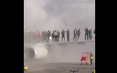 VIDEO Pasageri evacuați pe aripa unui avion, după ce motorul a luat foc pe aeroportul din Denver