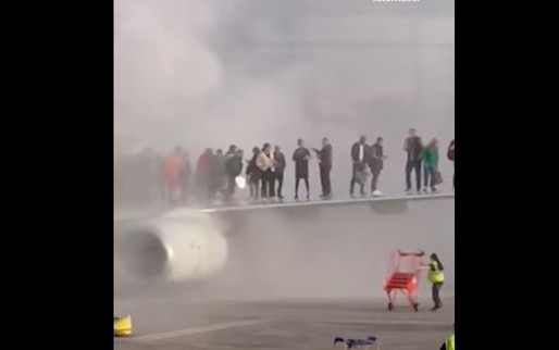 VIDEO Pasageri evacuați pe aripa unui avion, după ce motorul a luat foc pe aeroportul din Denver