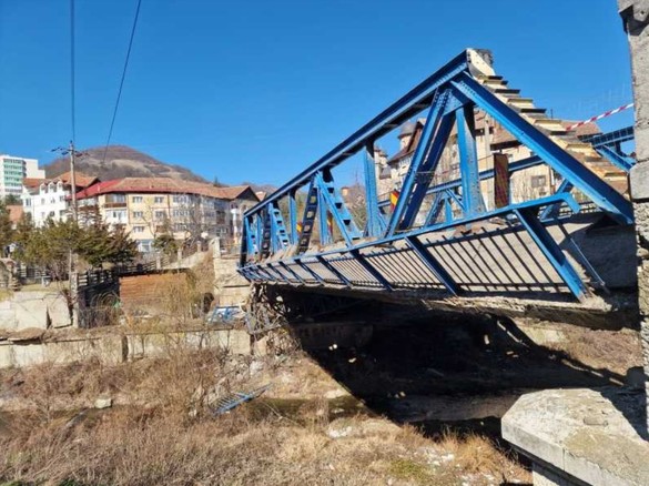 FOTO Podul de pe DN 10, la Nehoiu, va fi demolat. Până la realizarea unuia nou se va circula pe un pod provizoriu