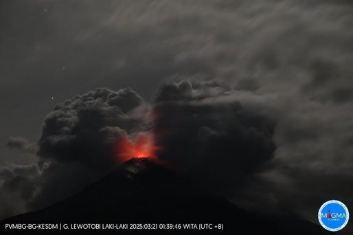 Vulcanul Lewotobi Laki-laki din Indonezia erupe. Unele zboruri spre Bali, anulate