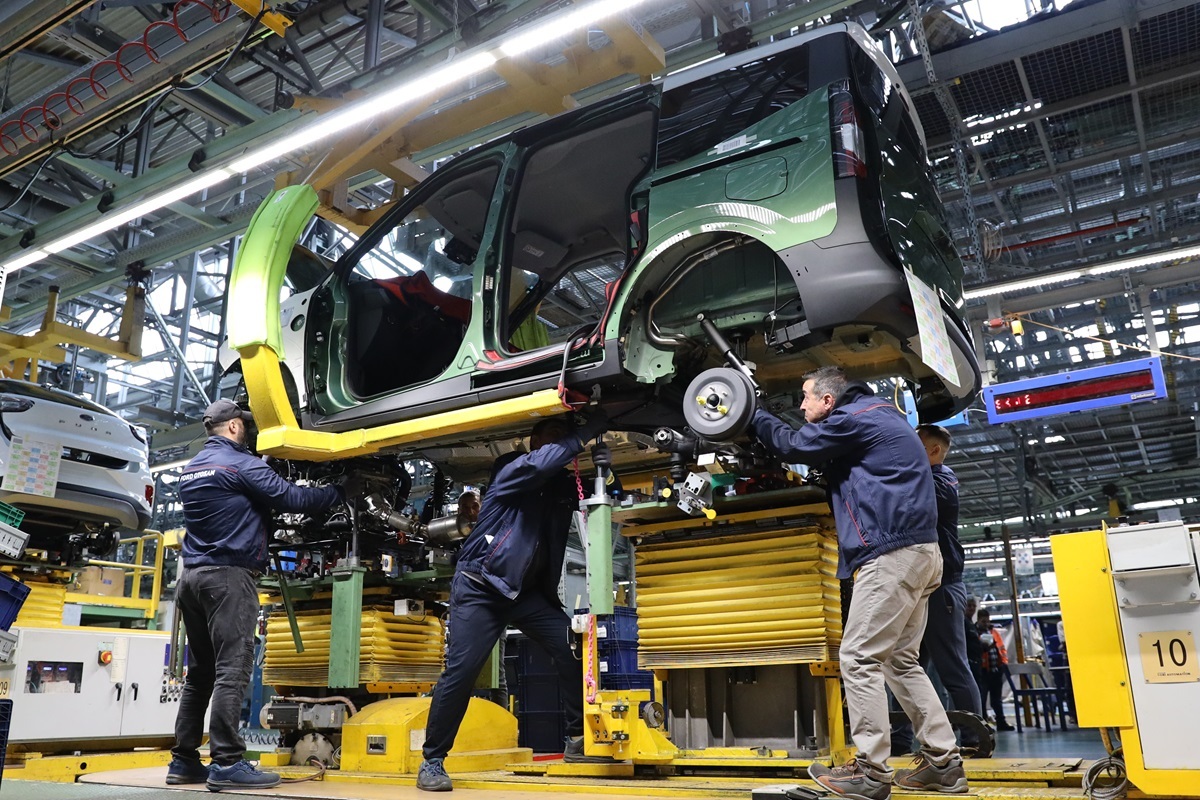 Fabricanții de automobile din România, în frunte cu Dacia, au cerut să fie și ei scutiți parțial de subvenționarea producătorilor de energie regenerabilă. De ce au fost refuzați