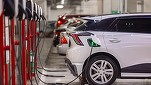 GRAFICE Vânzările de mașini electrice au reînceput să crească în Europa. Clienții oscilează între electricele BMW și Geely, hibridele Toyota și Renault și dieselurile Mercedes