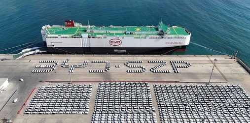 VIDEO BYD încarcă încă un vapor de mașini electrice pentru piețele din Europa. Chinezii au redus costurile cu sute de milioane de euro cu ajutorul propriilor nave