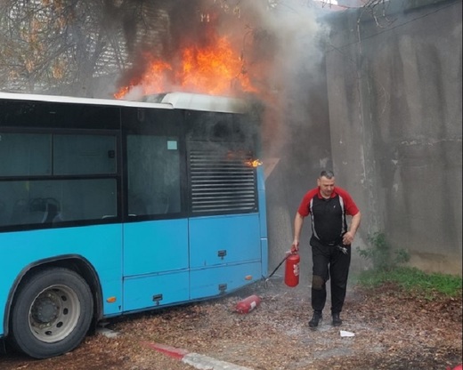 VIDEO Autobuz STB în flăcări, la Autobaza Nordului