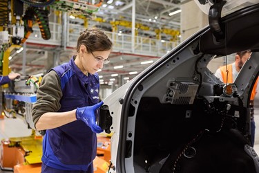 FOTO Investiția gigant pierdută de România. BMW a produs primele exemplare iX3, la Debrecen. Noua arhitectură a mașinii scurtează timpul de producție