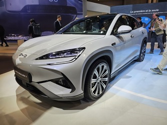 Cota de piață a mașinilor electrice din China a scăzut, la fel și vânzările BYD. Tesla crește după lansarea Model Y facelift