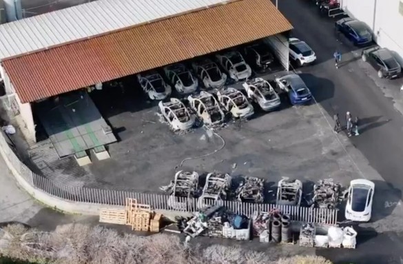 FOTO 17 mașini Tesla distruse la reprezentanța din Roma