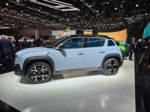 FOTO Renault deschide comenzile pe piața din România pentru micul SUV electric R4 E-Tech