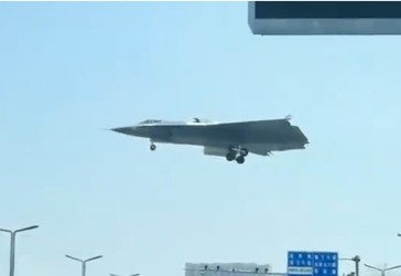 VIDEO China a lansat avionul futurist de luptă, fără coadă și cu trei motoare