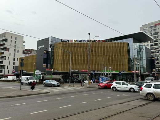 Accident în București - Un tramvai a lovit 5 mașini, vatmanul a fugit 