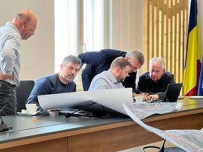 FOTO DECIZIE Cu hărțile în față, traseul autostrăzii Brașov-Bacău va fi schimbat pentru o investiție strategică a Romarm