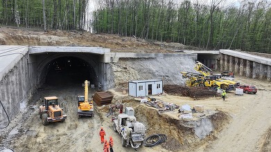 FOTO&VIDEO Inspecție la marile „tuneluri pentru urși”, unde muncitorii lucrează 24h/24h