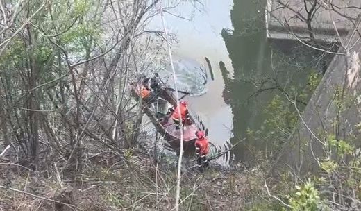 ULTIMA ORĂ Un microbuz a căzut în Dunăre, în urma unui accident