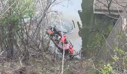 FOTO Imagini cu accidentul în care un microbuz de marfă a căzut în Dunăre