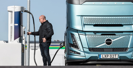Industria auto și cea de energie electrică lansează un semnal de alarmă împreună: e nevoie de o rețea de încărcare pentru camioane electrice