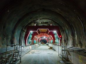 VIDEO&FOTO Austriecii de la PORR au deschis la autostrada Sibiu-Pitești o nouă "luminiță" de la capătul tunelului - străpung Tunelul Alina