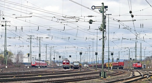 Incendiu la locomotiva unui tren cu 300 de pasageri care circula pe ruta București – Suceava. A început să ardă tabloul electric al locomotivei