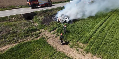VIDEO O mașină electrică a luat foc în urma unui accident rutier. Au venit pompierii
