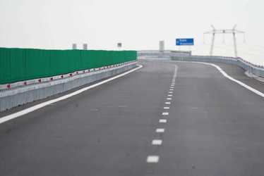 ANUNȚ Câți kilometri de autostradă a deschis România în 2024. Un sfert din drumurile țării sunt încă acoperite cu piatră și pământ