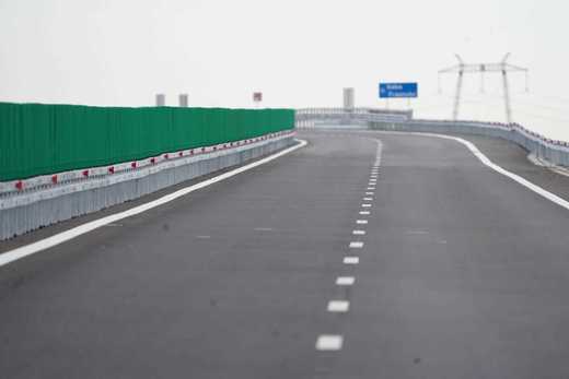 ANUNȚ Câți kilometri de autostradă a deschis România în 2024. Un sfert din drumurile țării sunt încă acoperite cu piatră și pământ