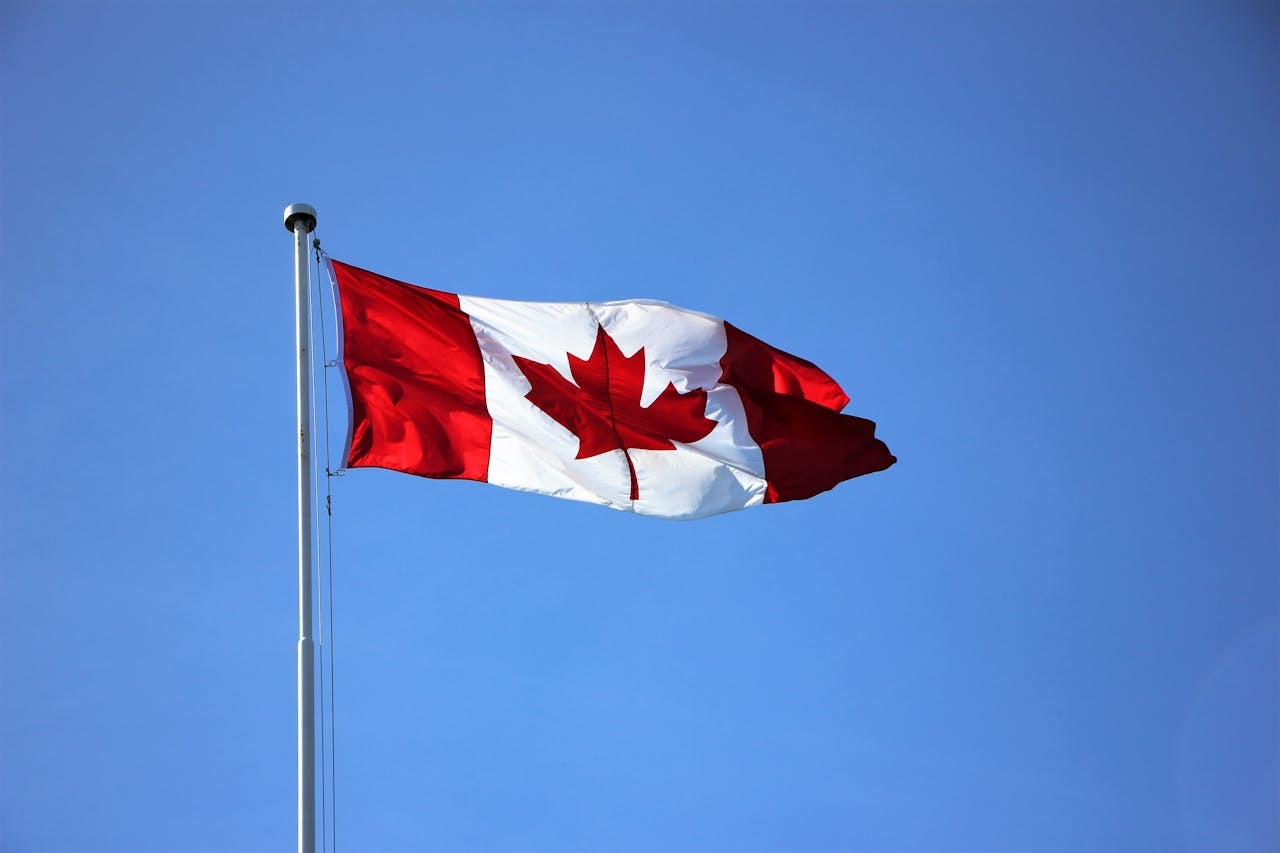 Donald Trump amenință cu majorarea tarifului de 25% pentru mașinile produse în Canada