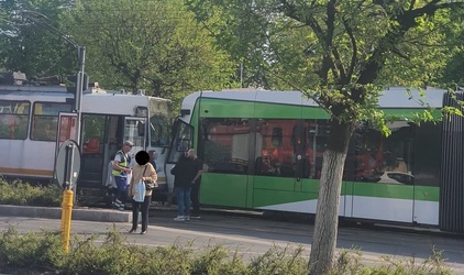 FOTO Două tramvaie s-au ciocnit frontal în București