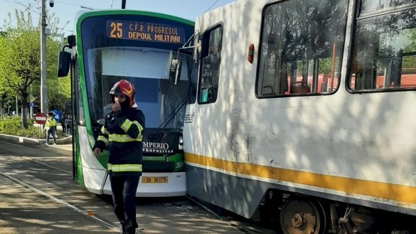 FOTO Două tramvaie s-au ciocnit frontal în București