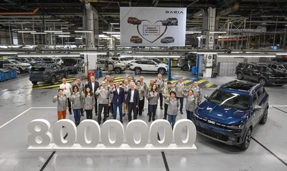 FOTO Dacia a produs mașina cu numărul 8 milioane în uzina din Mioveni, un Bigster indigo