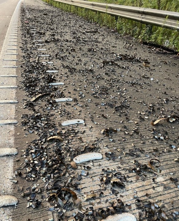 FOTO Haos pe una dintre cele mai aglomerate autostrăzi din Australia: peste 300 de mașini s-au ales cu cauciucurile deteriorate, după ce 750 de kilograme de resturi metalice ascuțite au căzut dintr-un camion