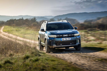 Dacia scade din nou, neașteptat, în Germania. O nouă prăbușire pentru Tesla, care riscă să devină nerelevantă pe piața de electrice