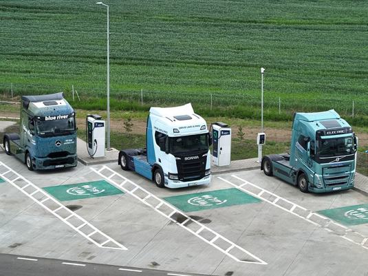 FOTO ANUNȚ Primul hub al României de mare putere pentru încărcarea mașinilor electrice este al OMV Petrom