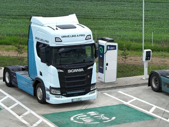 FOTO ANUNȚ Primul hub al României de mare putere pentru încărcarea mașinilor electrice este al OMV Petrom