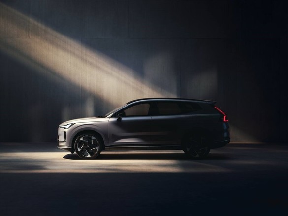 FOTO Volvo readuce pe piață un nume istoric, pe un hibrid cu autonomie extinsă 