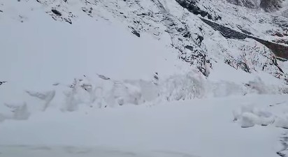 VIDEO Drumarii lucrează să deschidă traficul pe Transfăgărășan deși în zonă ninge de 3 zile 