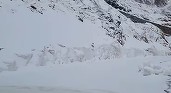 VIDEO Drumarii lucrează să deschidă traficul pe Transfăgărășan deși în zonă ninge de 3 zile 