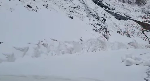 VIDEO Drumarii lucrează să deschidă traficul pe Transfăgărășan deși în zonă ninge de 3 zile