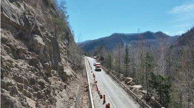 FOTO Senzori de impact instalați pe versanți la Siriu, unde au loc frecvente căderi de roci în zona DN 10