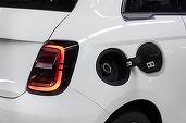 FOTO Premieră: Fiat începe producția primului automobil electric transformat în hibrid