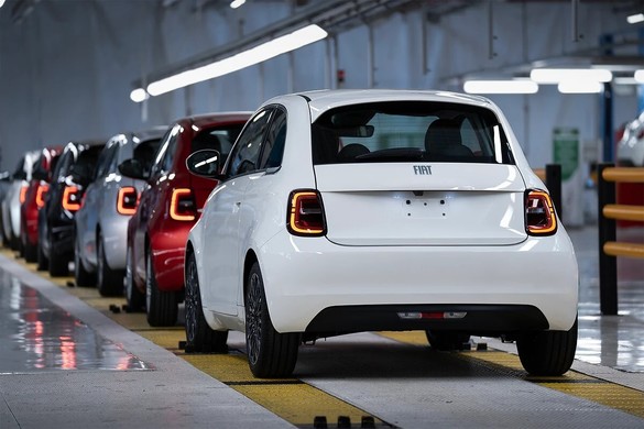 FOTO Premieră: Fiat începe producția primului automobil electric transformat în hibrid