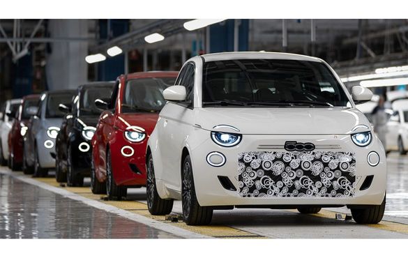 FOTO Premieră: Fiat începe producția primului automobil electric transformat în hibrid